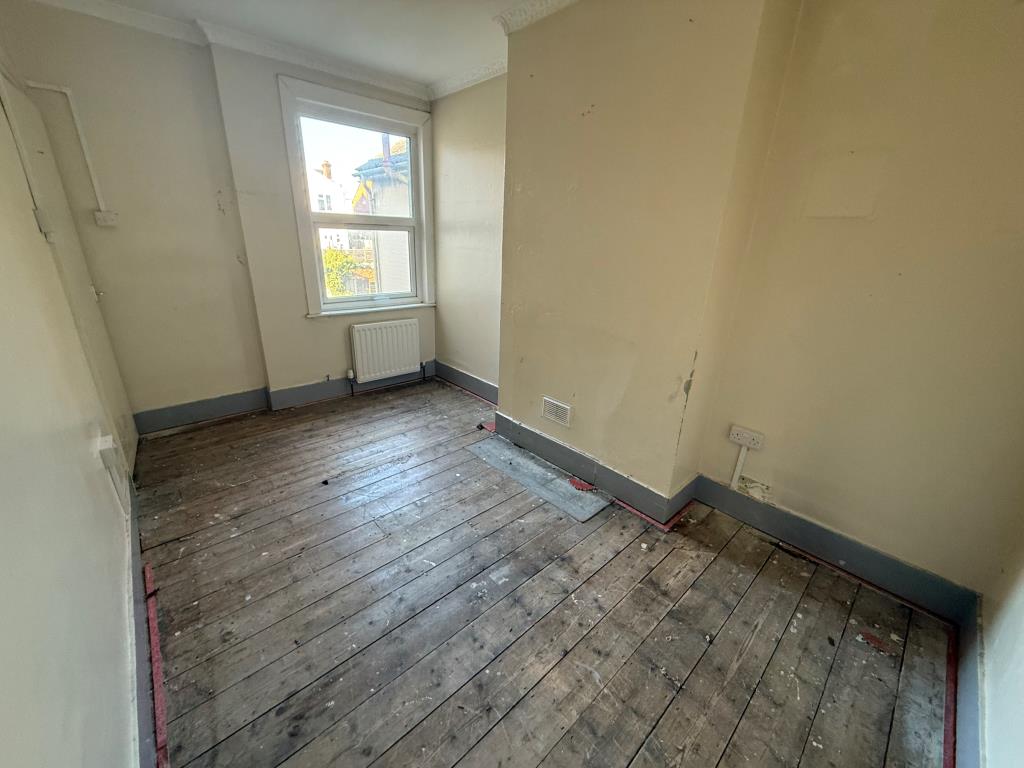 Lot: 59 - MID-TERRACE HOUSE IN NEED OF IMPROVEMENT - Bedroom two